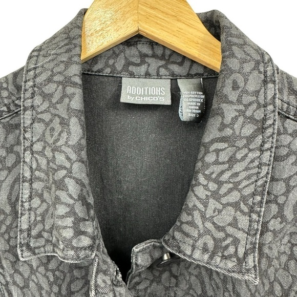 Chico’s Black Gray Animal Print Denim Jean Jacket, size 3 - Picture 3 of 8